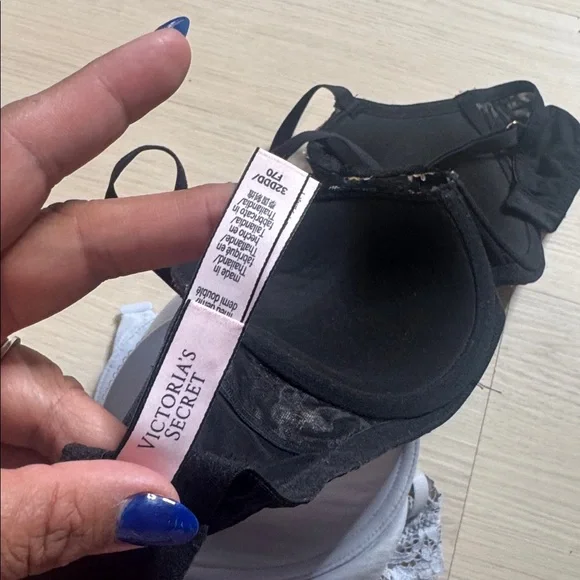 Victoria's Secret Black Bra with Floral Accents - Picture 4 of 5